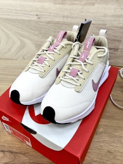 【日本Nike｜Air Max INTRLK Lite珍奶粉勾配色女款運動鞋】