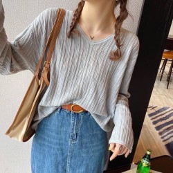 【微V簍空坑條薄針織上衣】