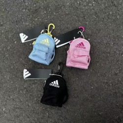 【Adidas 愛迪達｜時尚輕量環保托特組（收納提袋＋迷你後背包吊飾）】