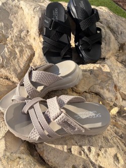 【Skechers｜涼感編織厚底機能涼鞋(奶茶色) 】