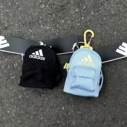 【Adidas 愛迪達｜時尚輕量環保托特組（收納提袋＋迷你後背包吊飾）】
