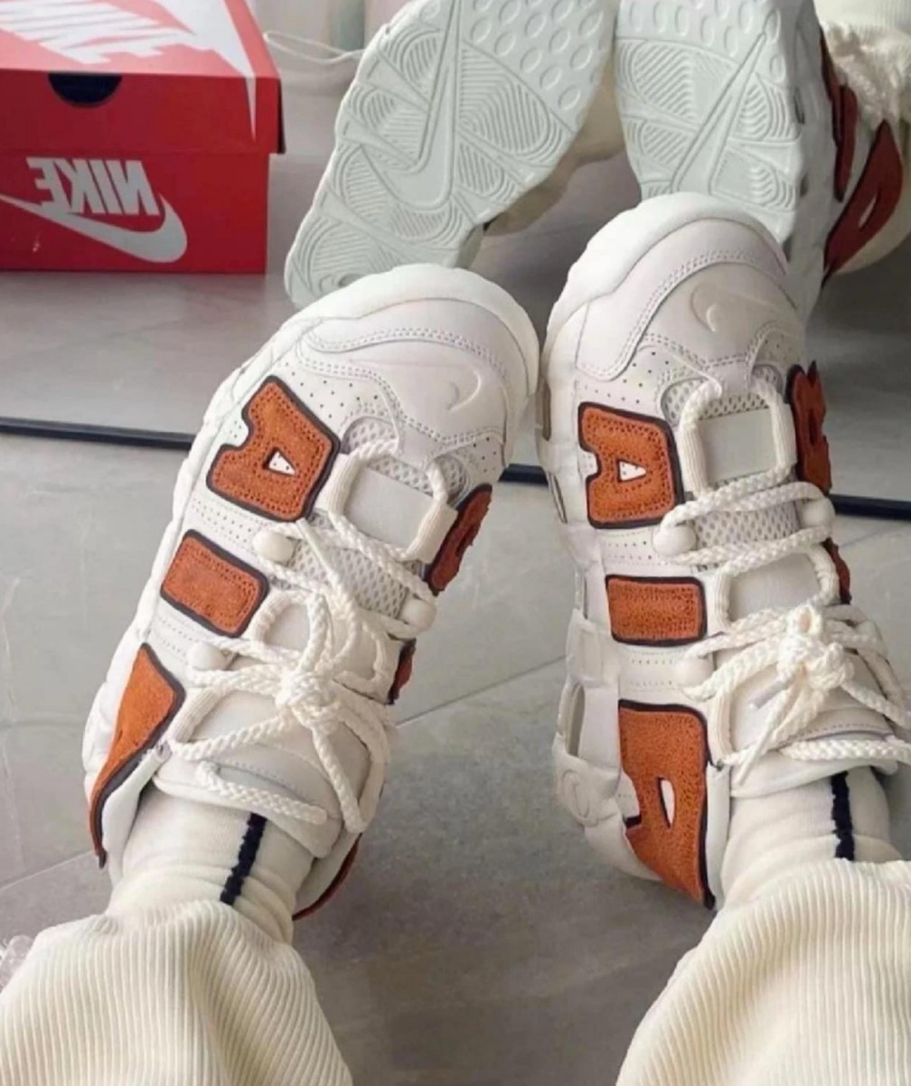 ♘【NIKE｜Wmns Air More Uptempo 大AIR氣墊女款運動鞋-米白棕】