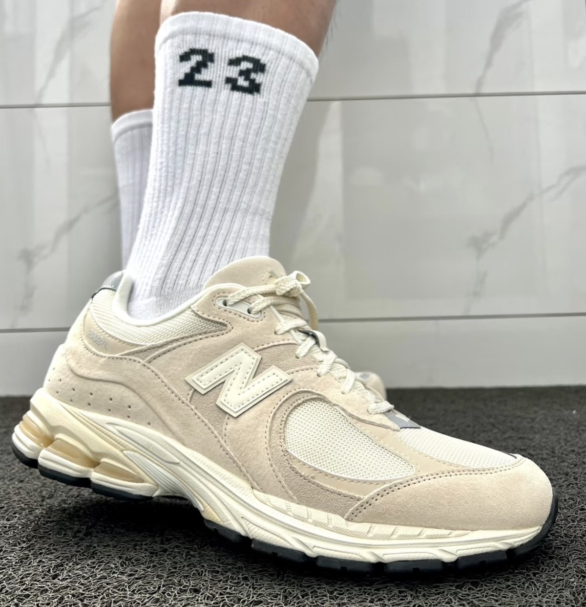 ♘【New Balance｜2002R奶油白-中性運動鞋 M2002RCC-D】